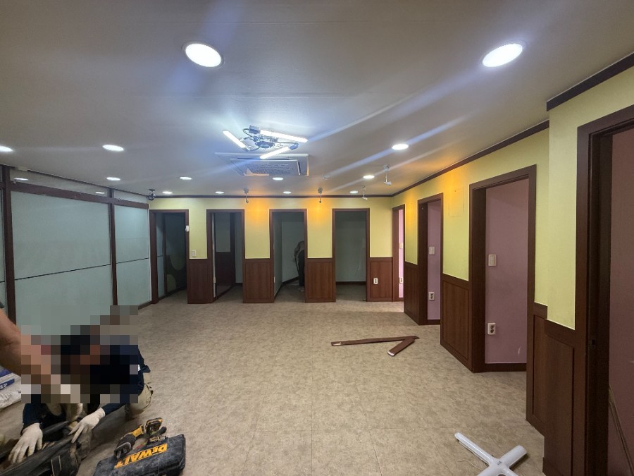 김포 피아노학원 철거 전 여러 개의 피아노 연습실