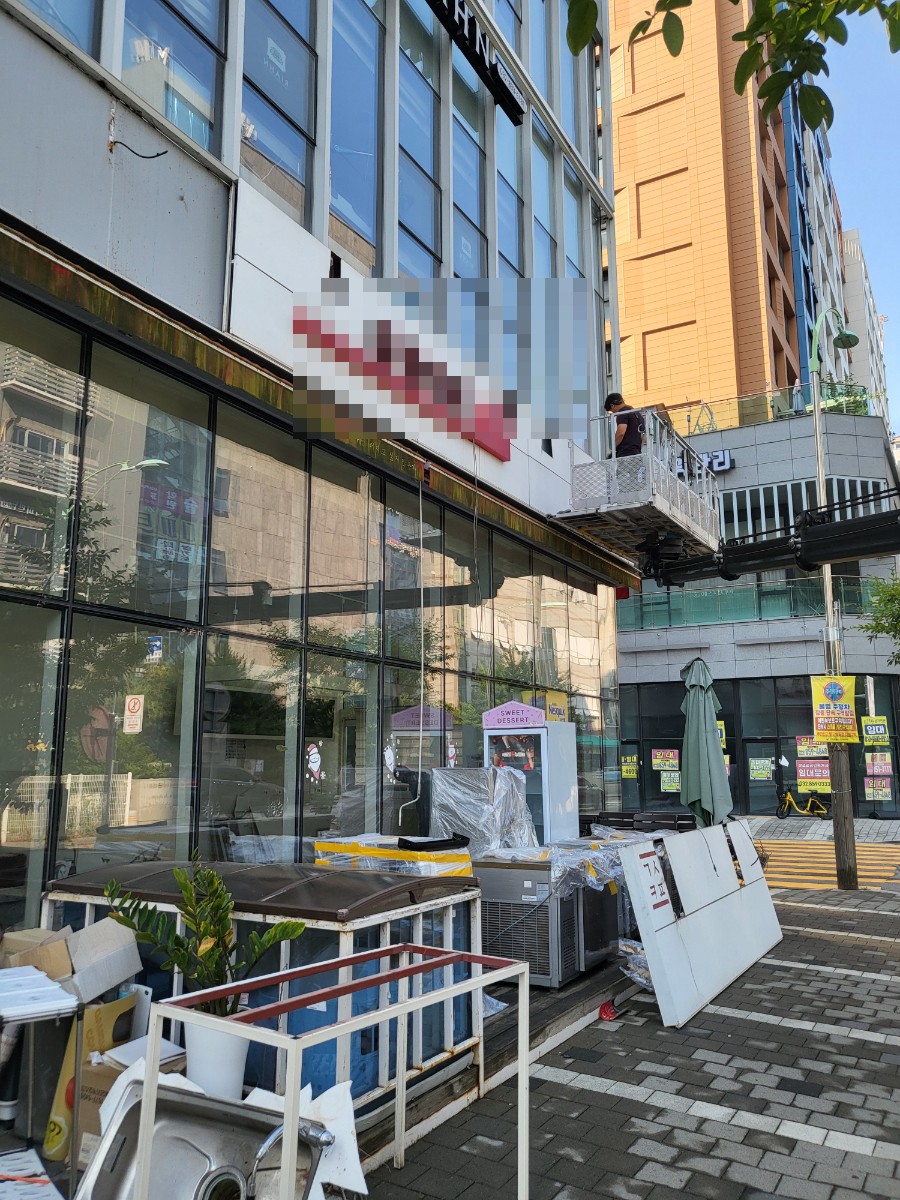 인천 송도 프랜차이즈 카페 철거 전 내부 모습